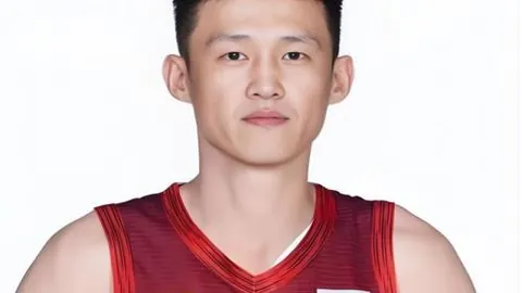 梅西首度亮相巴萨一线队赛场，时至今日恰逢20周年纪念日。